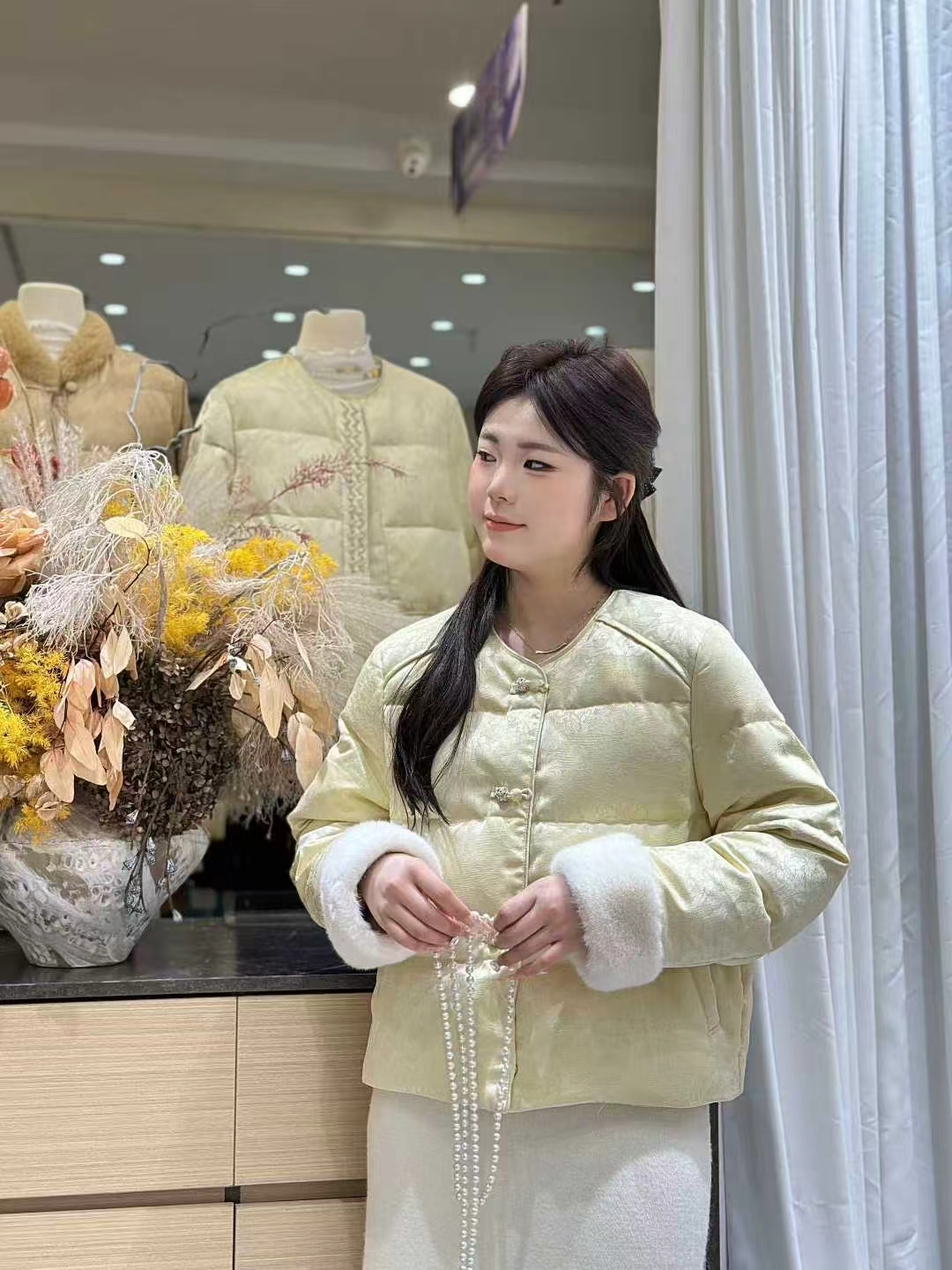 新中式轻国风圆领盘扣羽绒服女冬季2024新款毛毛拼接短款缎面外套