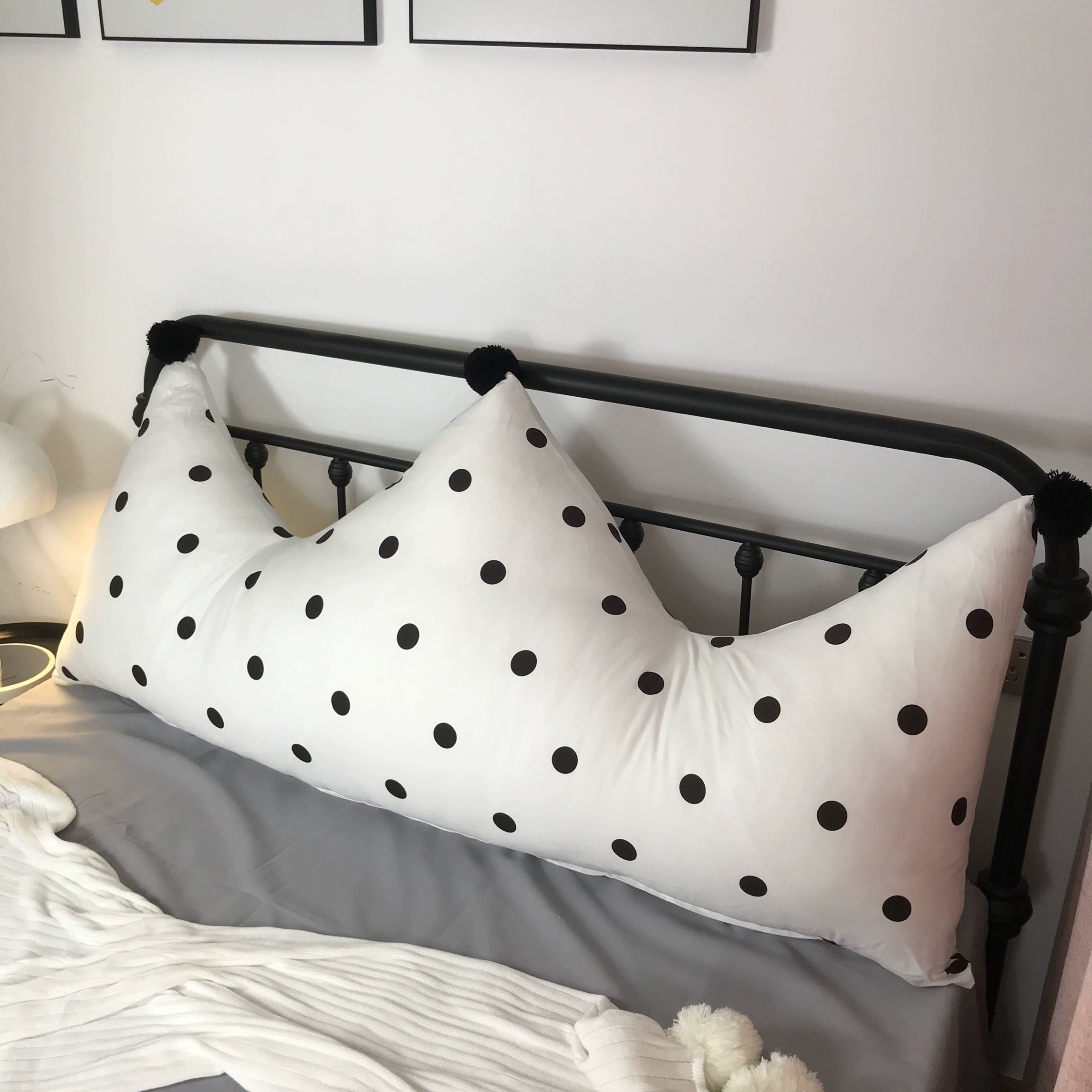 ins秋冬新品韩式简约公主球球靠枕皇冠床头榻榻米大靠背飘窗装饰