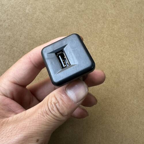 斯威X7USB数据线接口后