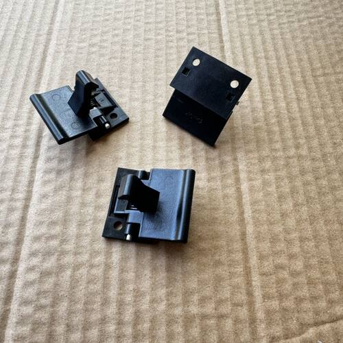 斯威X7自动挡扶手箱卡扣