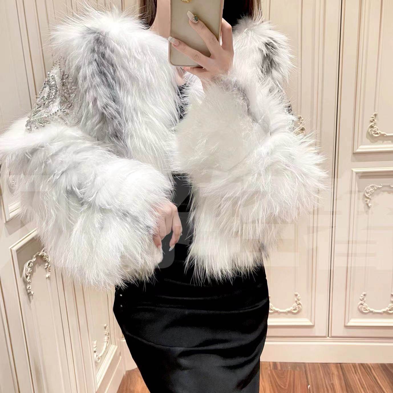 凡舒的店 新巴斯恋人2022年秋冬新款狐狸毛重工钉珠皮草外套贵妇