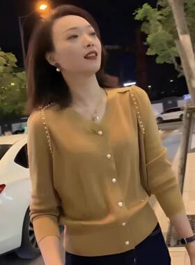 2025秋冬钉珠V领针织衫女款高级感上衣宽松显瘦气质毛衣时尚洋气