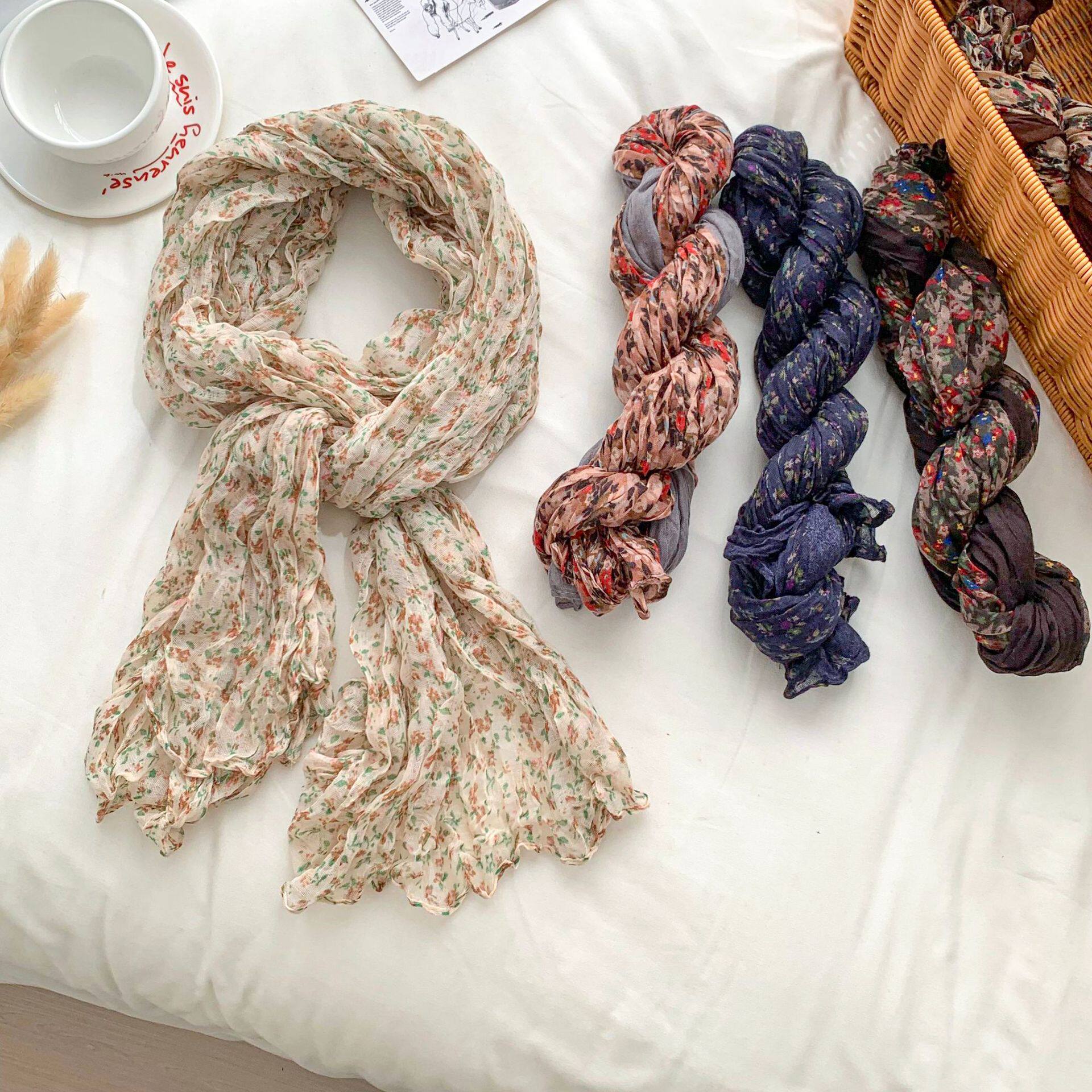 冬季棉麻围巾女新款小碎花做旧复古森系褶皱麻花丝巾保暖围脖披肩