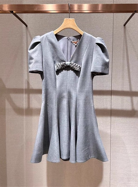 2025年春季新款优雅气质V领镶钻蝴蝶结泡泡袖A字连衣裙女R103604C