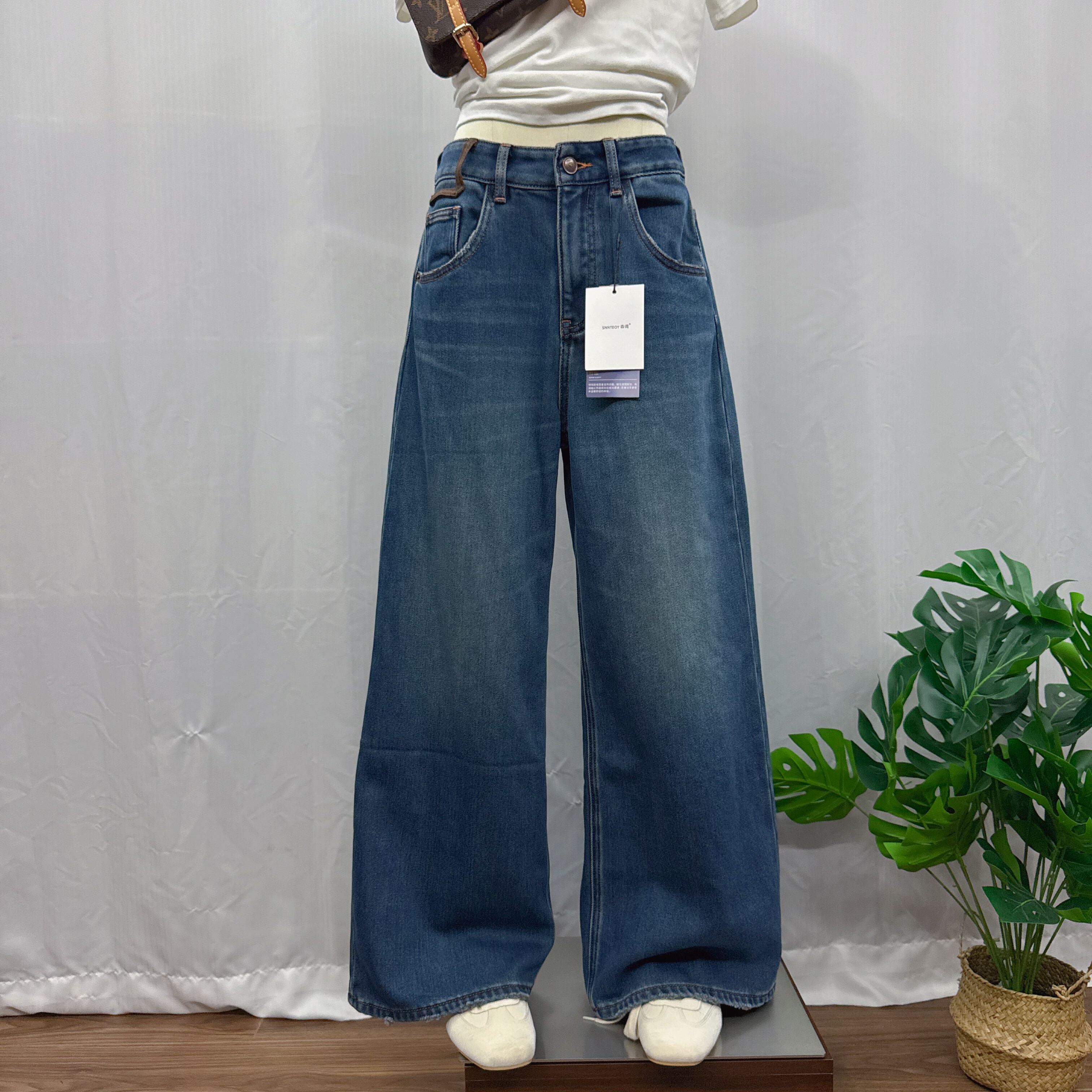 代嘉儿 85952特绒四面弹牛仔裤2025冬季新品高腰复古蓝色阔腿长裤