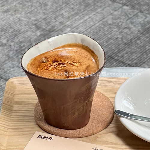 手握咖啡杯子高颜值水杯