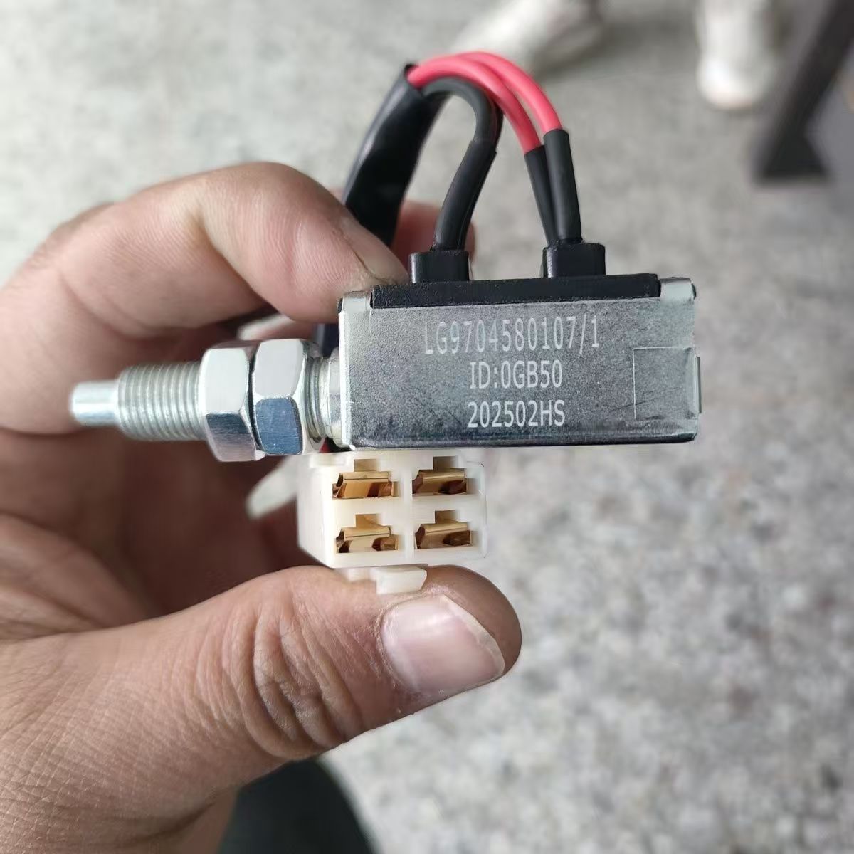 中国重汽豪沃HOWO配套货车轻卡开关悍将统帅货车刹车灯制动灯特惠