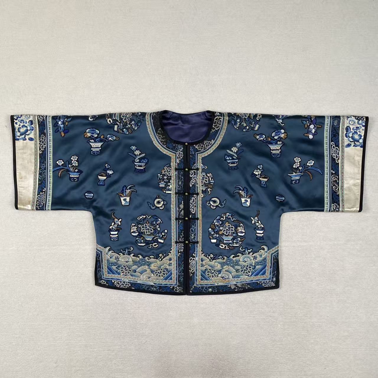 云饰图腾宽松刺绣对开盘扣上衣