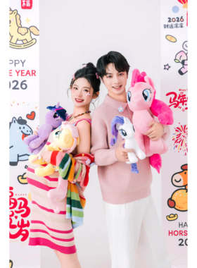2026马年孕妇拍照道具影楼亲子新年拍照情侣鬼马少女活力马年对联