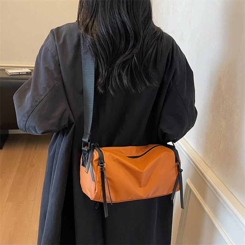 斜挎包女新款潮牌时尚通勤包韩版百搭轻便休闲简约户外旅行单肩包