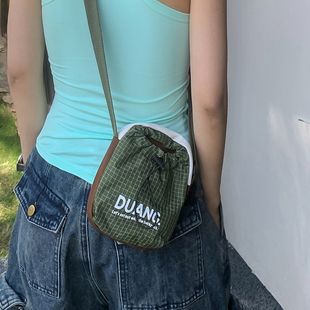 日韩风手机包女斜挎包水壶包设计感通勤小挎包时尚百搭户外运动包