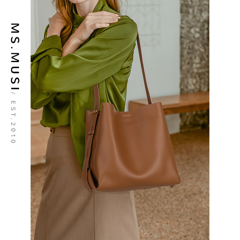 暮思小姐包包女2021秋冬款女包高级真牛皮单肩斜挎腋下水桶包百搭