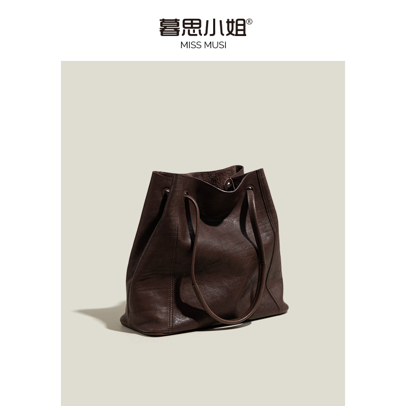 暮思小姐植鞣牛皮大容量水桶包