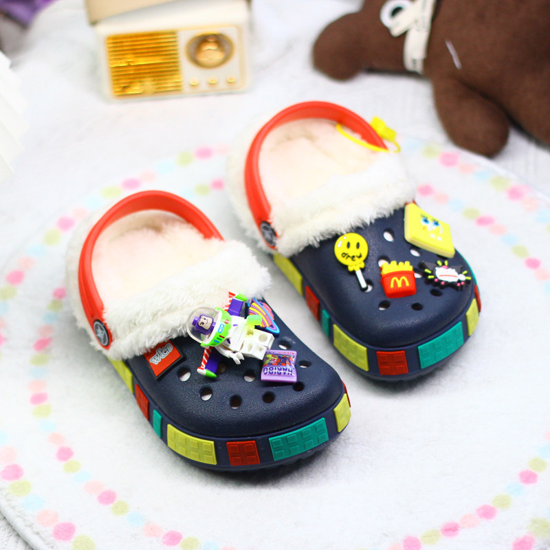 儿童加绒卡通可爱洞洞鞋2025冬季新款男童保暖棉鞋可外穿防滑拖鞋