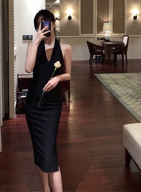 黑色礼服轻奢小众高端级性感挂脖气质名媛晚宴年会显瘦收腰连衣裙