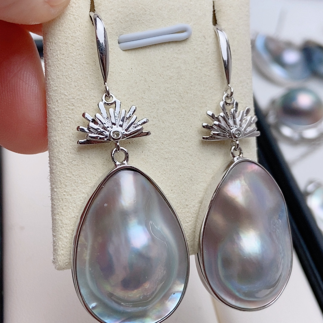 修长无暇海水马贝耳环，莲花