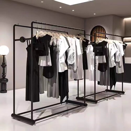 中间陈列黑色展示架铁艺服装店