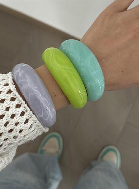 日韩糖果色小版细手腕加戴到100斤女神开口透明亚克力手镯