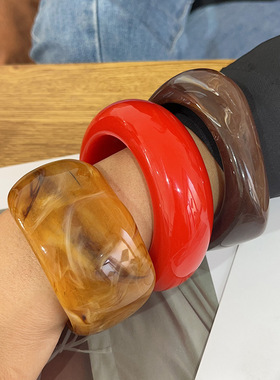 纯净版大款夸张秋冬款时尚树脂蜜蜡色亚克力套装手镯性感红色手环