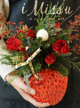 西岱岛北京同城新款网红红草莓花瓶松枝鲜花桌花摆件圣诞新年花礼