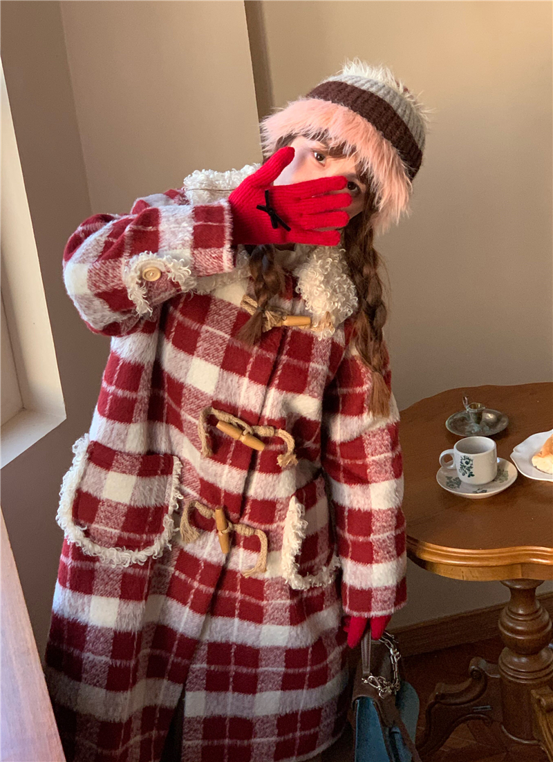 红色格纹中长款牛角扣大衣