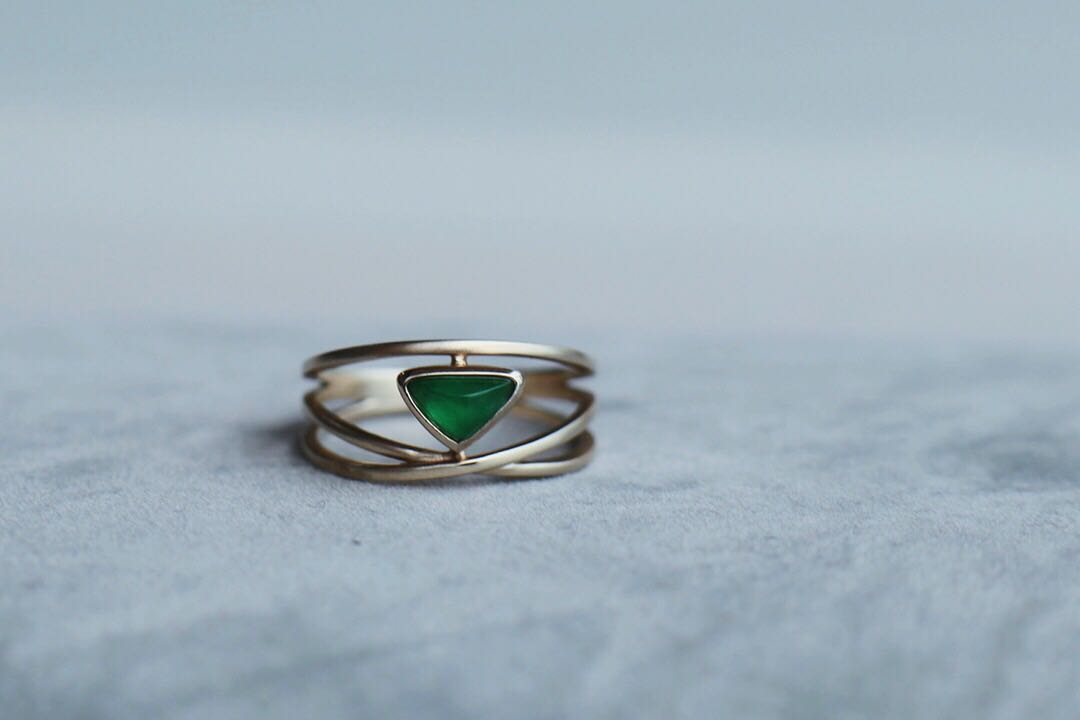 现代设计师风格9k金翡翠戒指三角形随型包边定制指环复古哑光线条