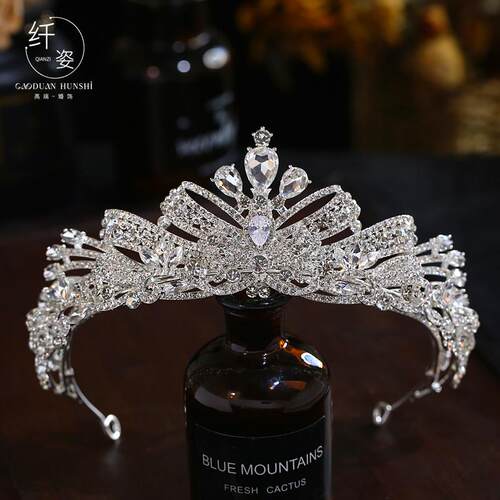 纤姿奢华闪钻双层皇冠新娘主婚纱