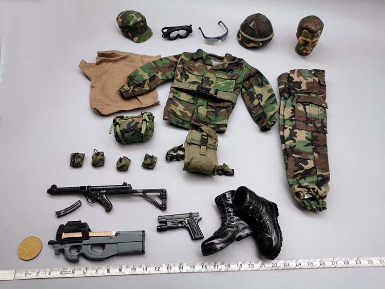 1 / 6 model jungle US soldier P90 submachine gun Stirling submachine gun special force suit