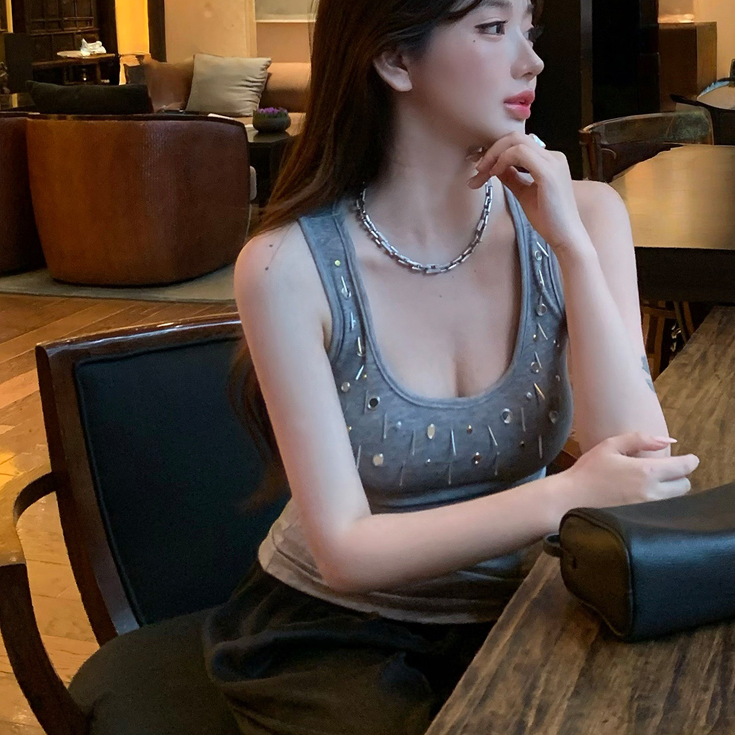 三色重工手工钉珠烫片天丝羊毛U领背心吊带女时髦上衣