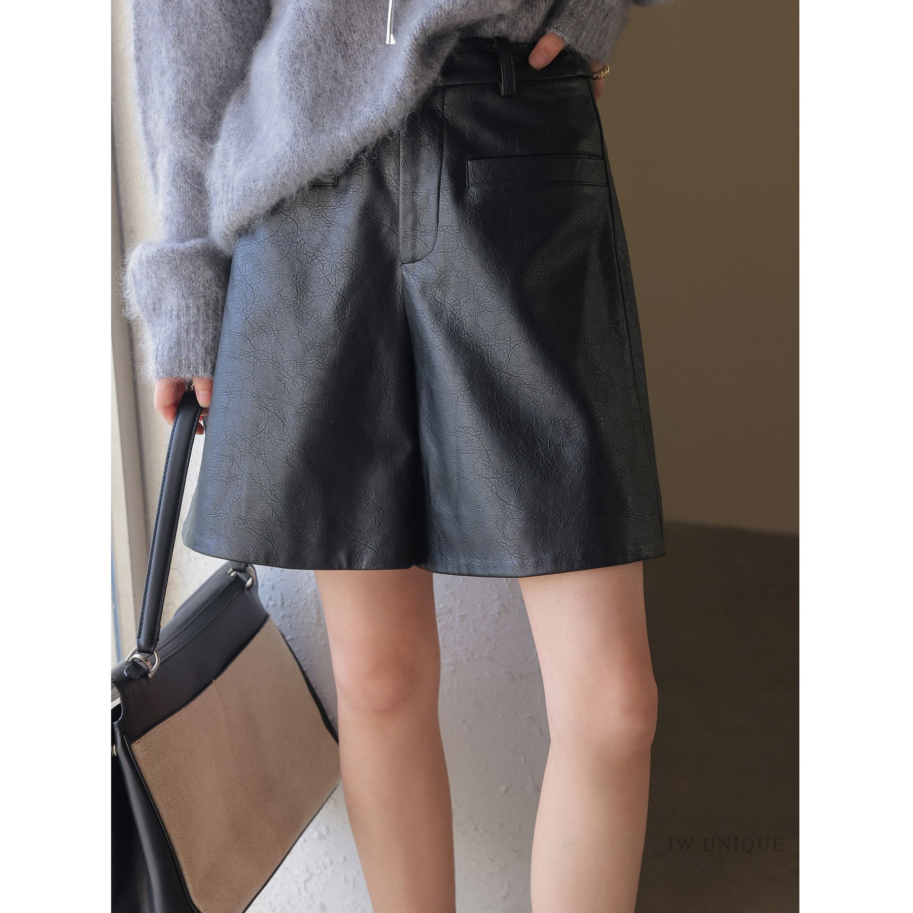 JWUNIQUE酒窝黑色阔腿PU皮裤女2026春秋新款高腰百搭时尚休闲短裤