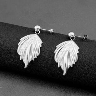 Four leaf clover titanium steel light luxury earrings