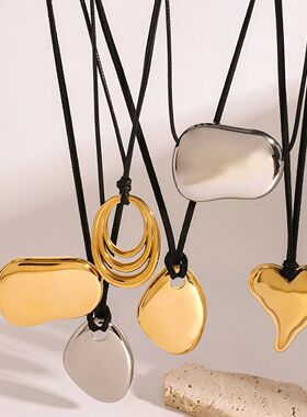 Niche Retro Hollowed Out Pendant Necklace Japanese and Korea