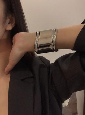 Pulseira Wide Metal Wave, Assimetry Openings, Europa, Estado