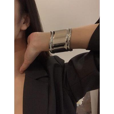 Pulseira Wide Metal Wave, Assimetry Openings, Europa, Estado