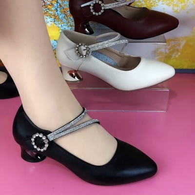 真皮软底不累脚尖头女士低跟皮鞋