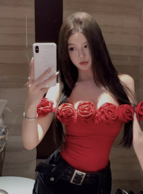 立体红色花朵抹胸绝美一字肩上衣女夏季新款修身显瘦辣妹纯欲T恤