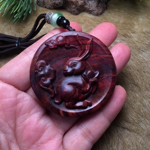 海南黄花梨木雕生肖兔子吊坠男女兔子钥匙扣圆形卯兔牌项链挂件