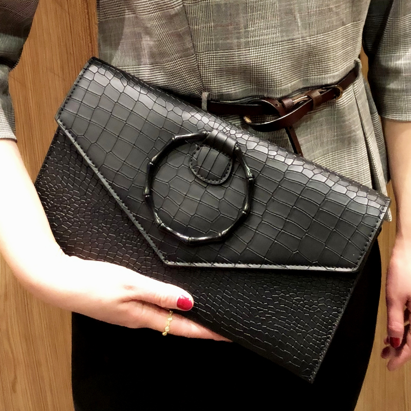 手包女新款鳄鱼纹圆环信封包气质单肩斜跨包今年流行的包包宴会包