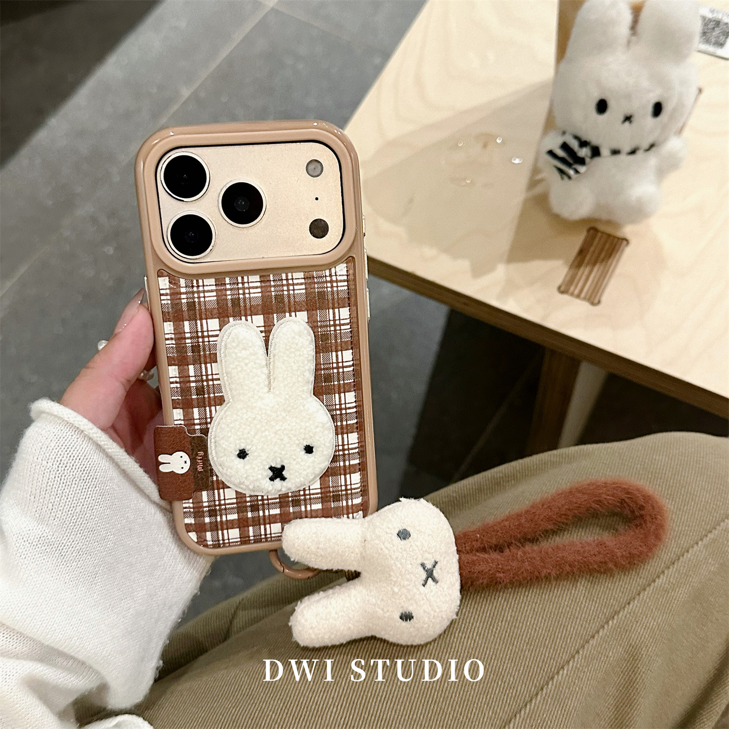 秋冬可爱格纹米菲毛绒挂绳手机壳