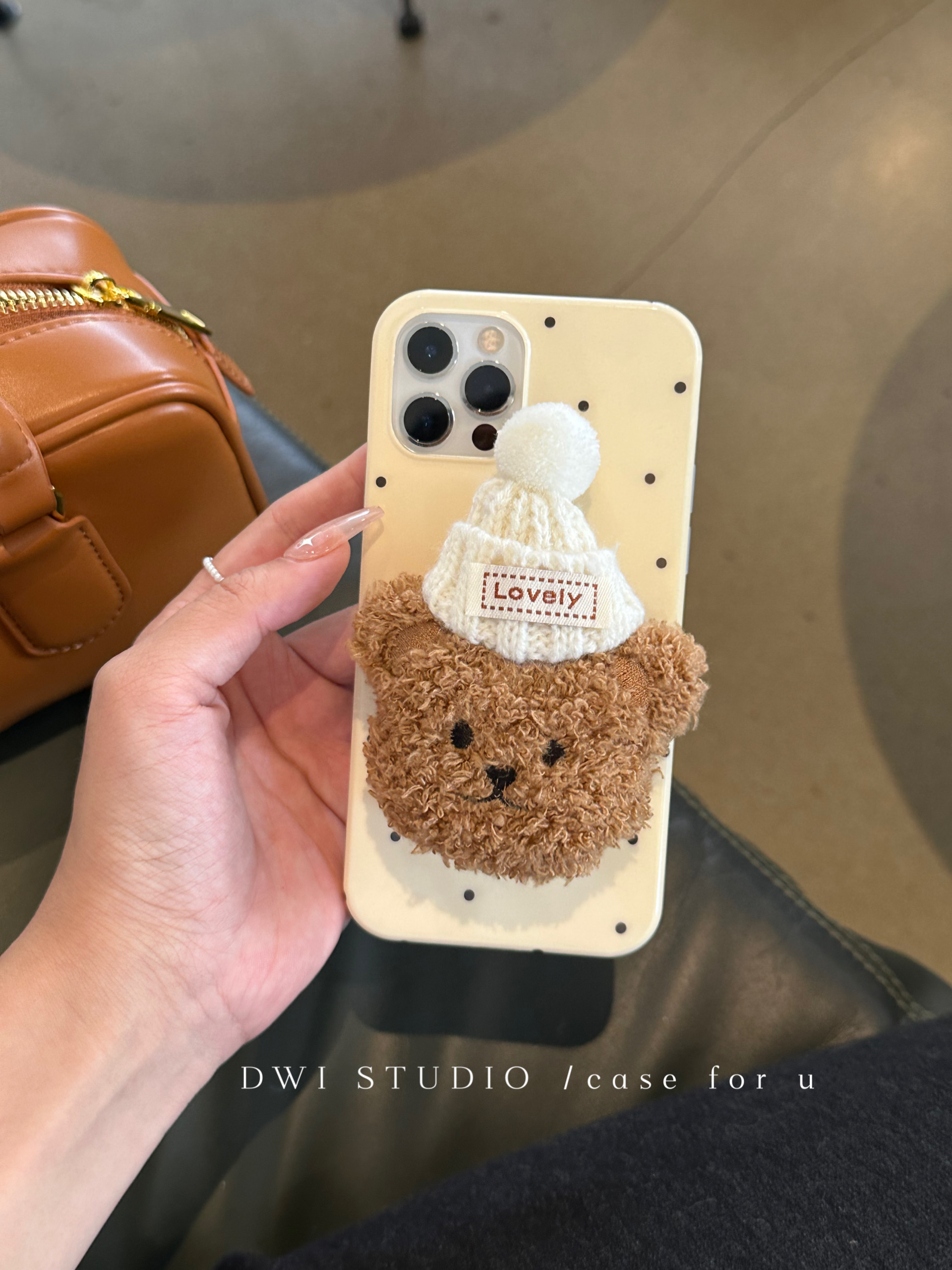 DWISTUDIO波点毛绒小熊手机壳