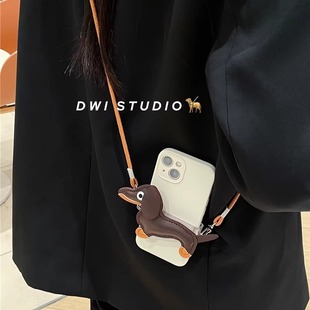 DWI STUDIO斜挎皮质腊肠狗背夹挂绳液态硅胶手机壳17promax/14适用苹果15promax/13相机按键全包新款iPhone16