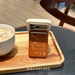 DWI STUDIO复古ins腊肠狗卡包支架手机壳17promax全包按键适用苹果16promaxiPhone16壳15/14