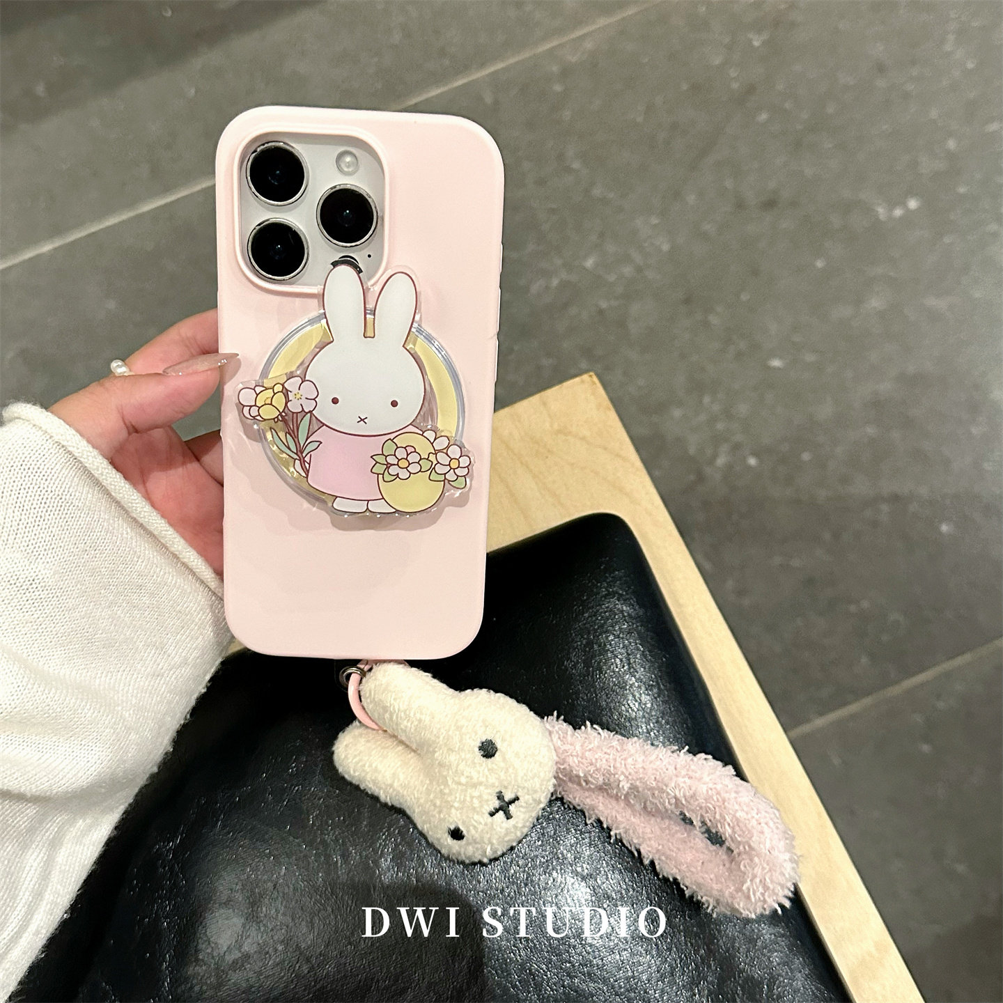 少女心花花米菲毛绒挂绳手机壳图片