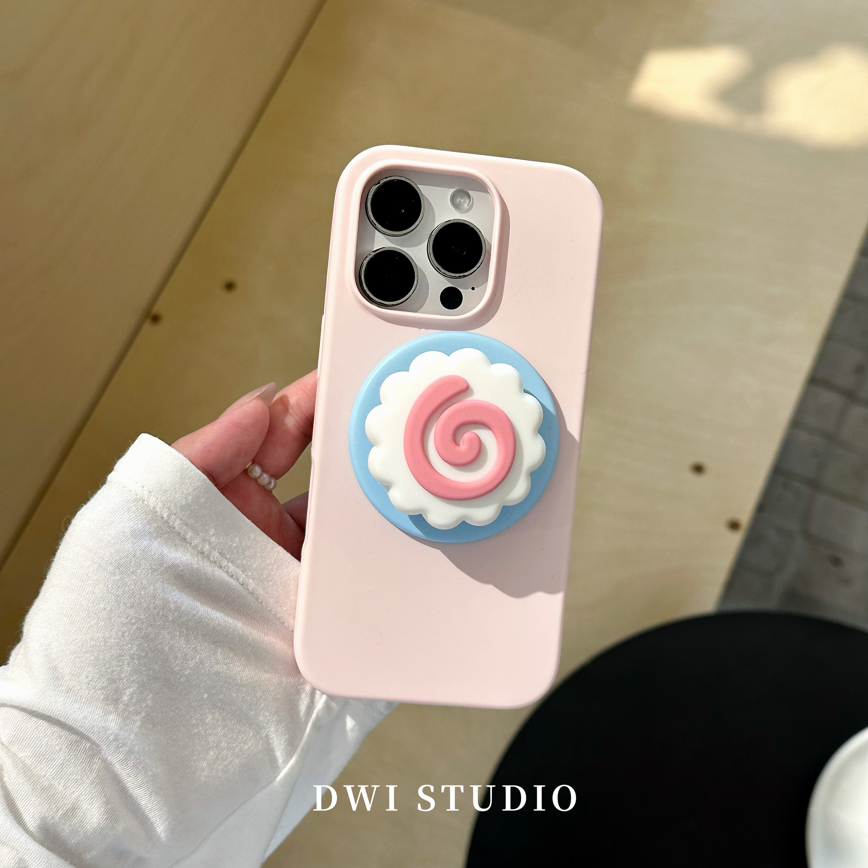 可爱粉色鱼卷磁吸支架手机壳