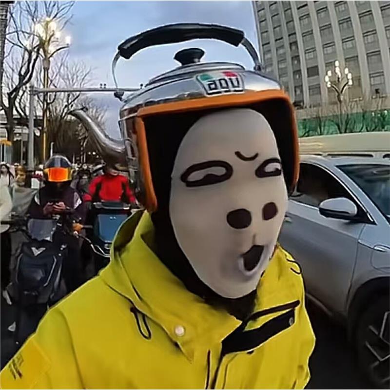 烧热水壶头盔帽子网红电动车茶壶小电饭锅帽拍摄搞笑道具外卖抽象