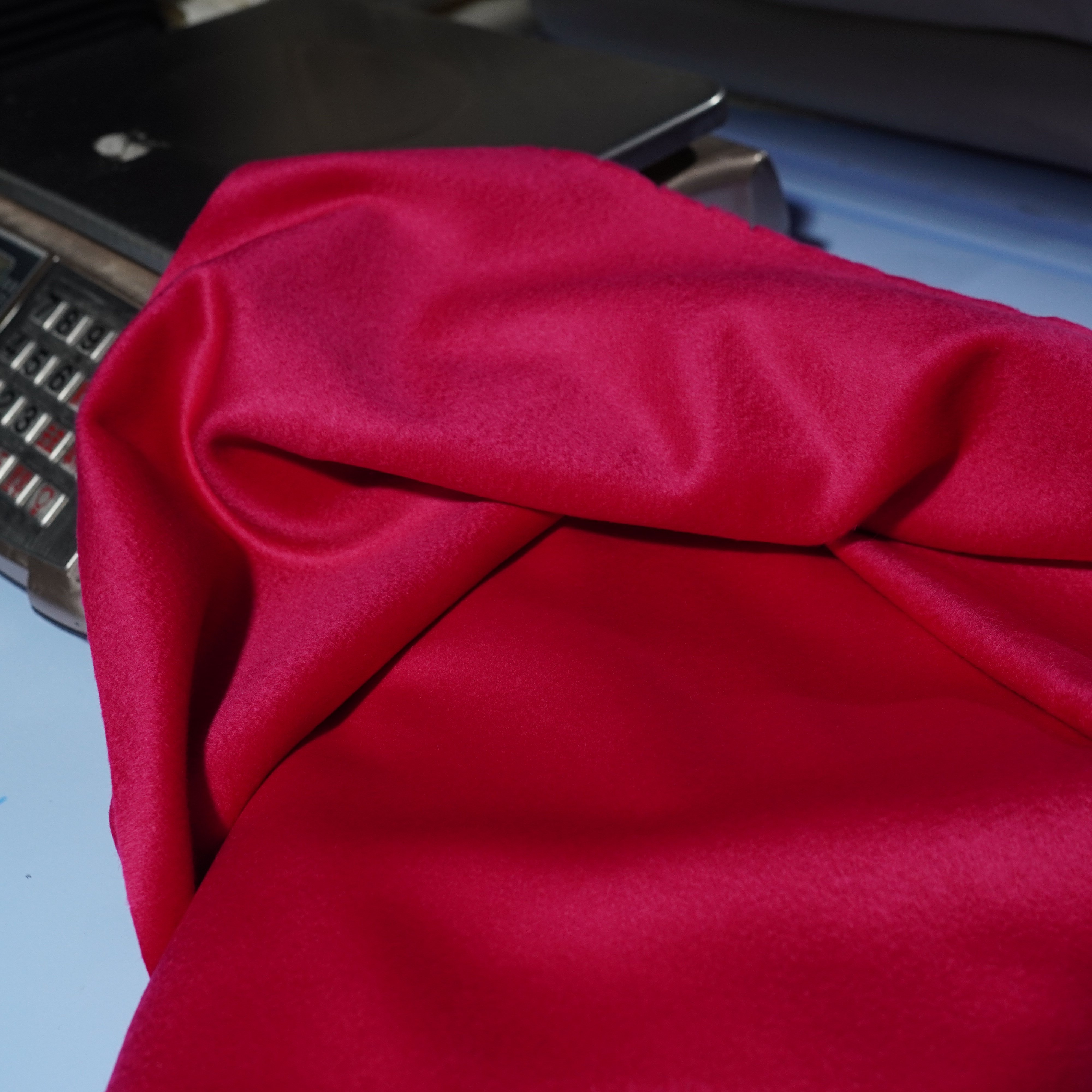 115号松叶牡丹红精仿单面 自然水波纹 50%羊绒50羊毛% 540g/3m,纺织面料/辅料/配套,毛呢布料,淘宝优惠券,粉丝福利购,淘宝优惠卷