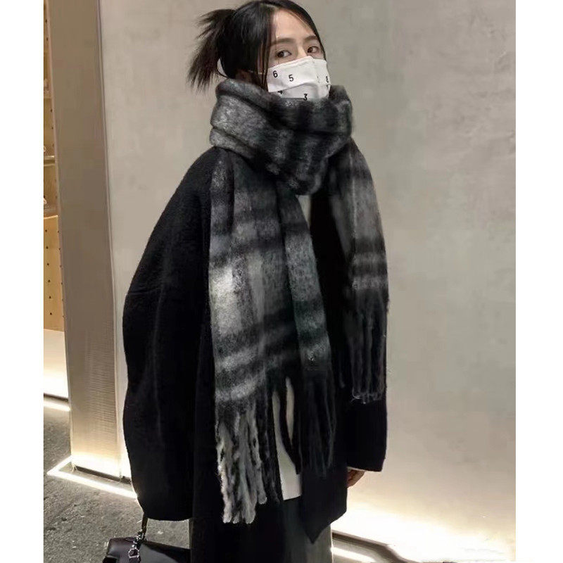 女大学生围巾格子披肩流苏马海毛围巾女冬季日系学生出游百搭围脖