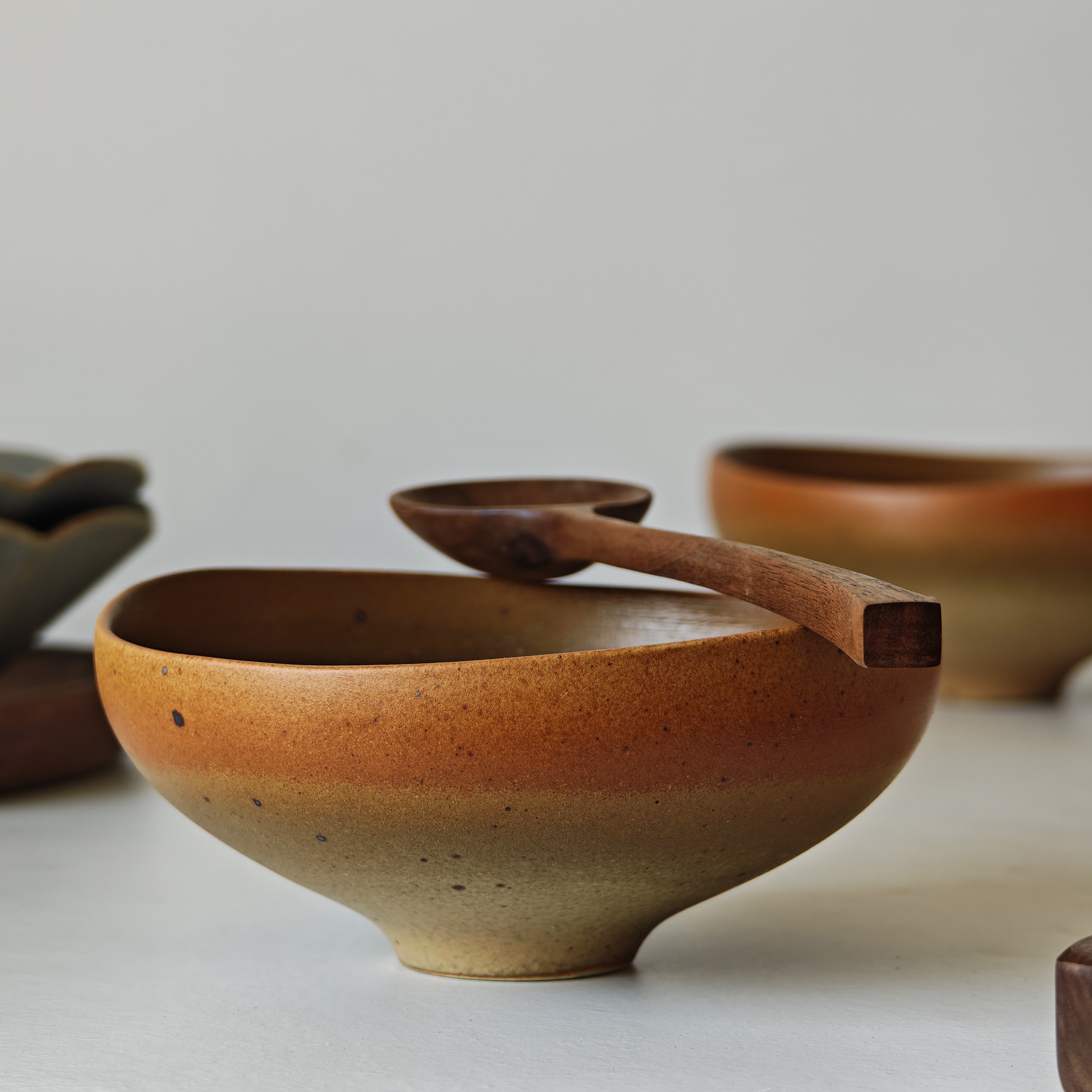 诺裔家 日式器 侘寂风格山鸠色粉引高温窑烧马蹄金元宝碗菜碗饭碗