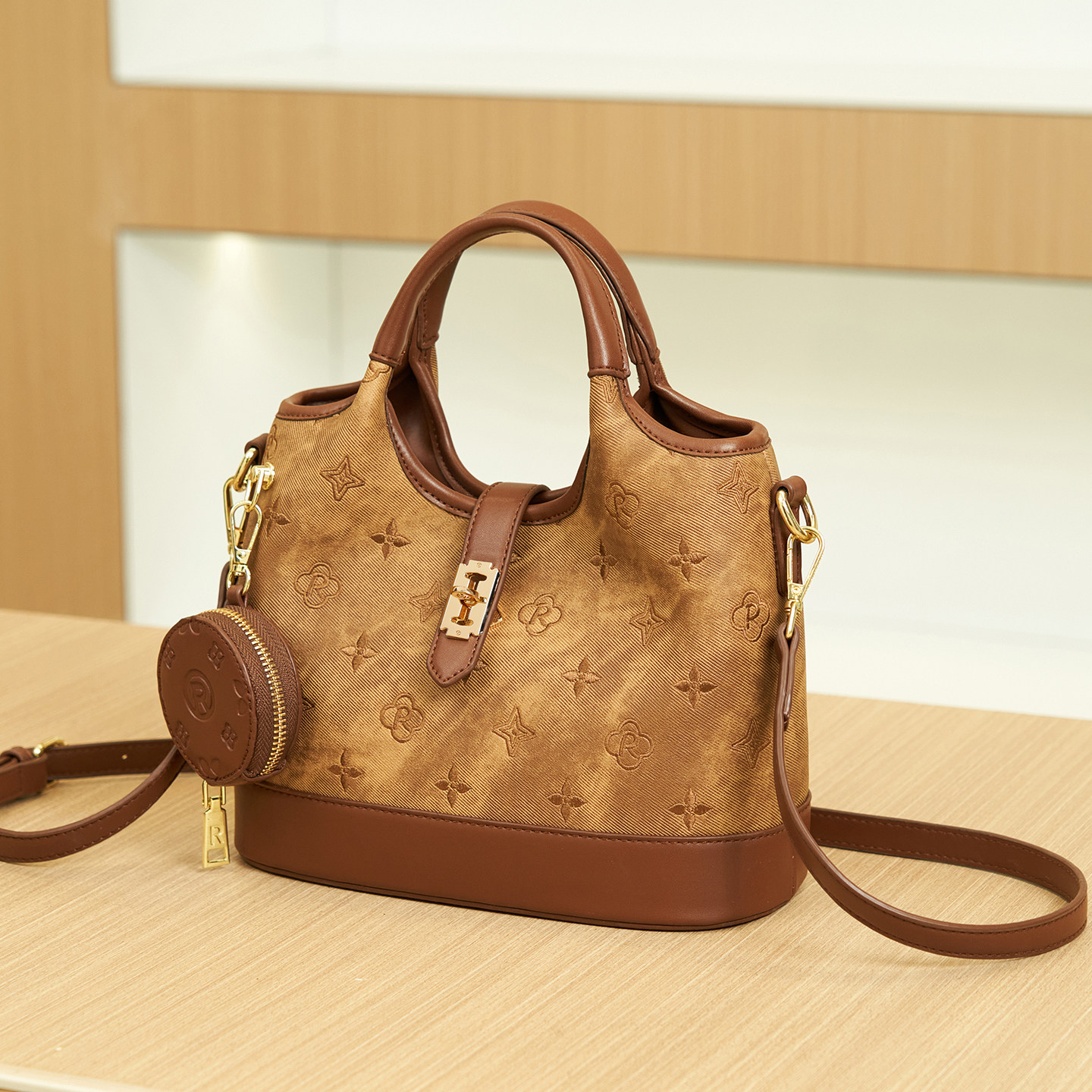 大容量水桶包 可调节肩带 耐磨面料 大学生上课,箱包皮具/热销女包/男包,通用款女包,淘宝优惠券,粉丝福利购,淘宝优惠卷