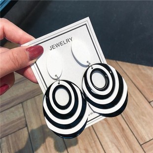 时尚夸张大耳环2024新款潮耳坠长款黑白耳饰欧美个性时尚网红气质